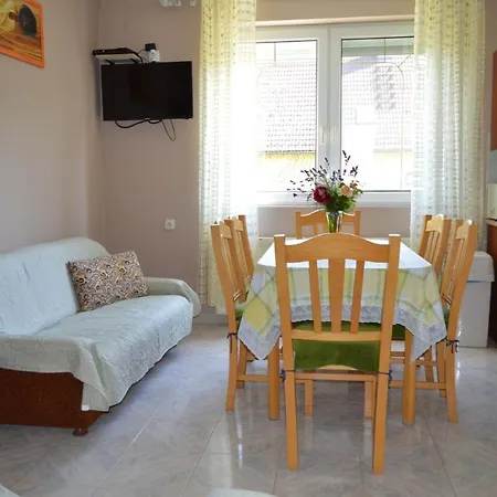 Karolina Appartman * 巴拉顿凯赖斯图尔